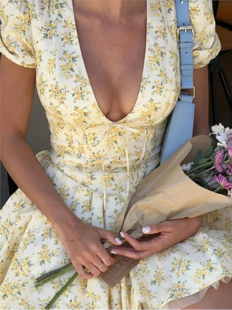 Aiertu Fashion Flower Printed Women Mini Dress Elegant V-neck Short Sleeve Pleated Hem A-line Dresses Summer Lady Slim Street Robe 2024 Aiertu