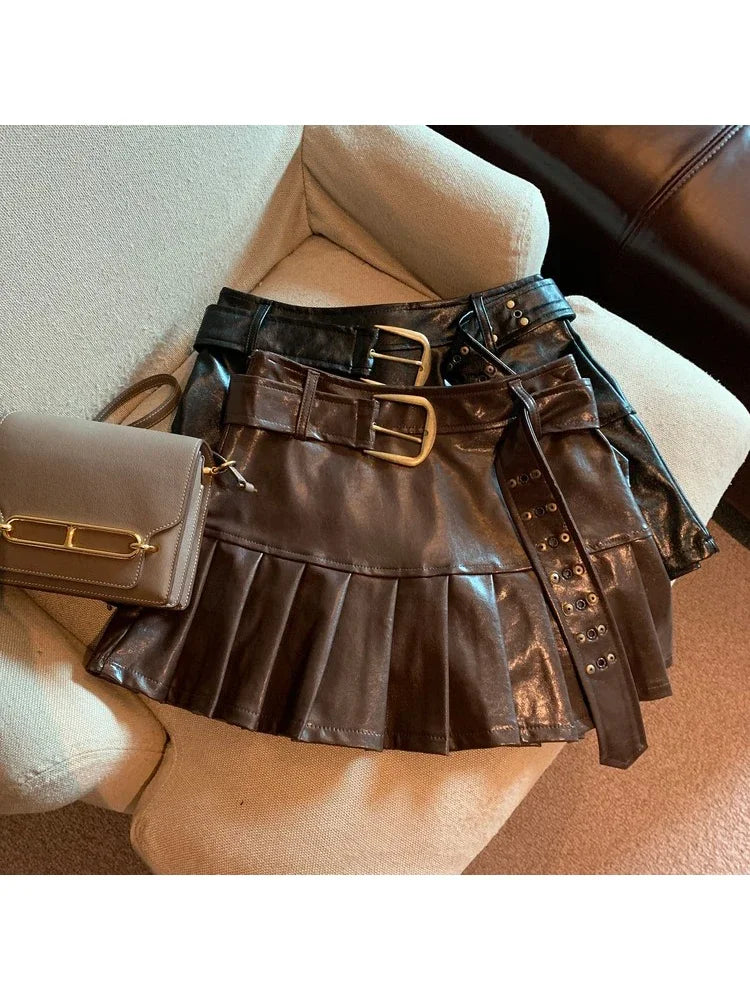 Aiertu Women Coffee Leather Skirt Harajuku Y2k Vintage Pleated Skirt 90s Aesthetic Korean A-Line Mini Skirt Emo 2000s Punk Clothes 2024 Aiertu