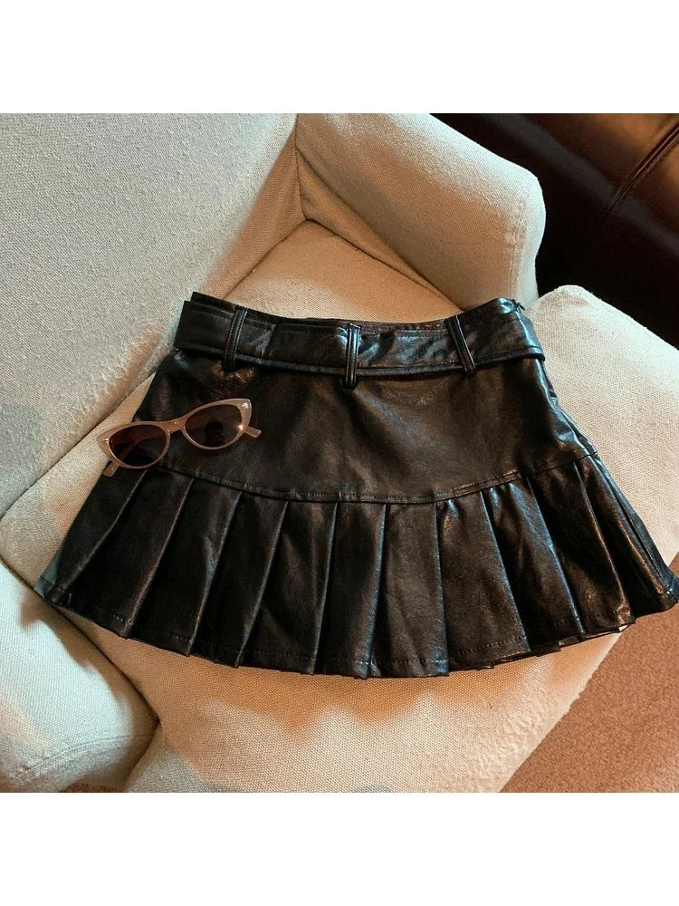 Aiertu Women Coffee Leather Skirt Harajuku Y2k Vintage Pleated Skirt 90s Aesthetic Korean A-Line Mini Skirt Emo 2000s Punk Clothes 2024 Aiertu