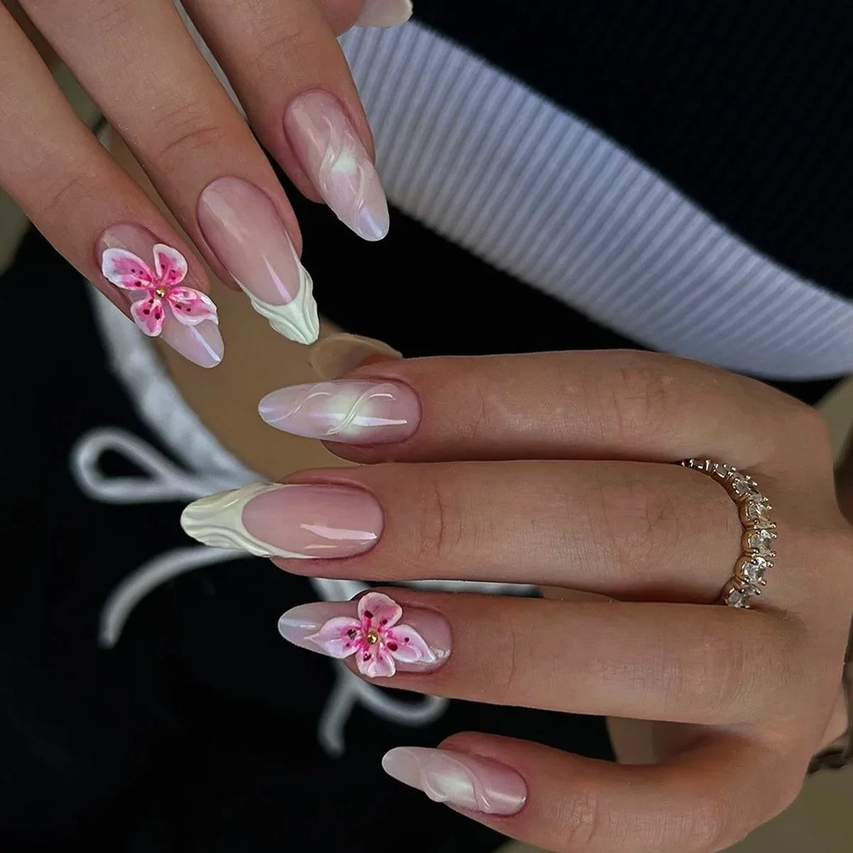 Aiertu 24pcs Vintage Cute Strawberry Fake Nail Girls Weable Romantic White Lace Decor False Nail Patch Detachable Almond Press on Nails aiertu