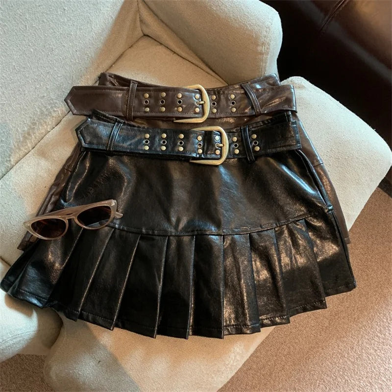 Aiertu Women Coffee Leather Skirt Harajuku Y2k Vintage Pleated Skirt 90s Aesthetic Korean A-Line Mini Skirt Emo 2000s Punk Clothes 2024 Aiertu