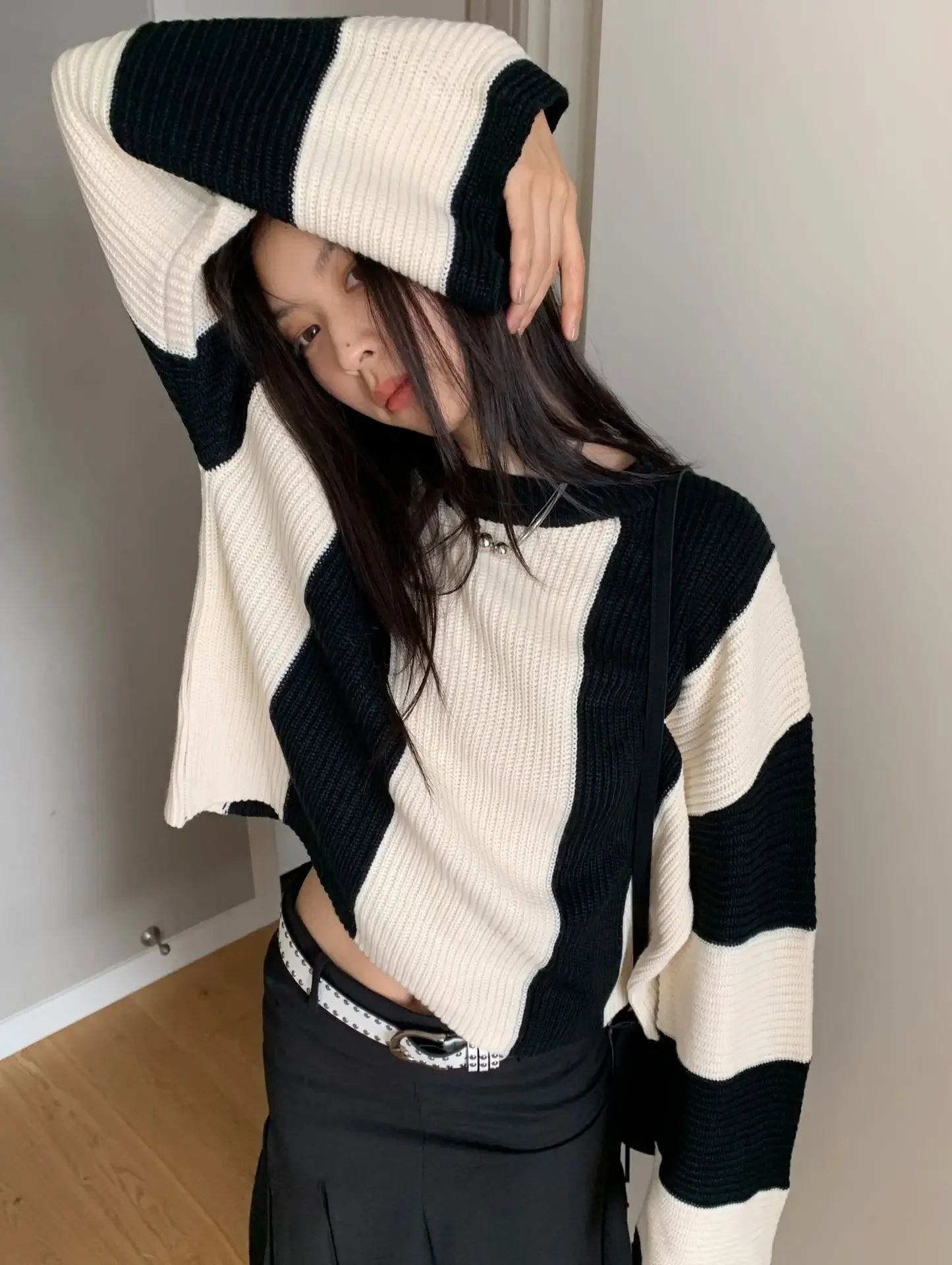 Aiertu Autumn New Arrival Peach Leisure Knitted Sweater Women's Loose Fit Round Neck Pullover Top Black White Contrast Stitching Aiertu