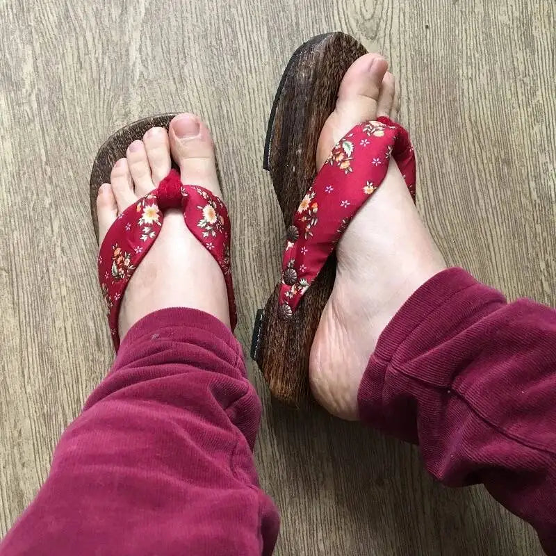 AIERTU  -  Women's Japanese Style Wooden Geta Sandals Red Floral Satin Thong Flip Flops Cosplay Clog Slippers Aiertu