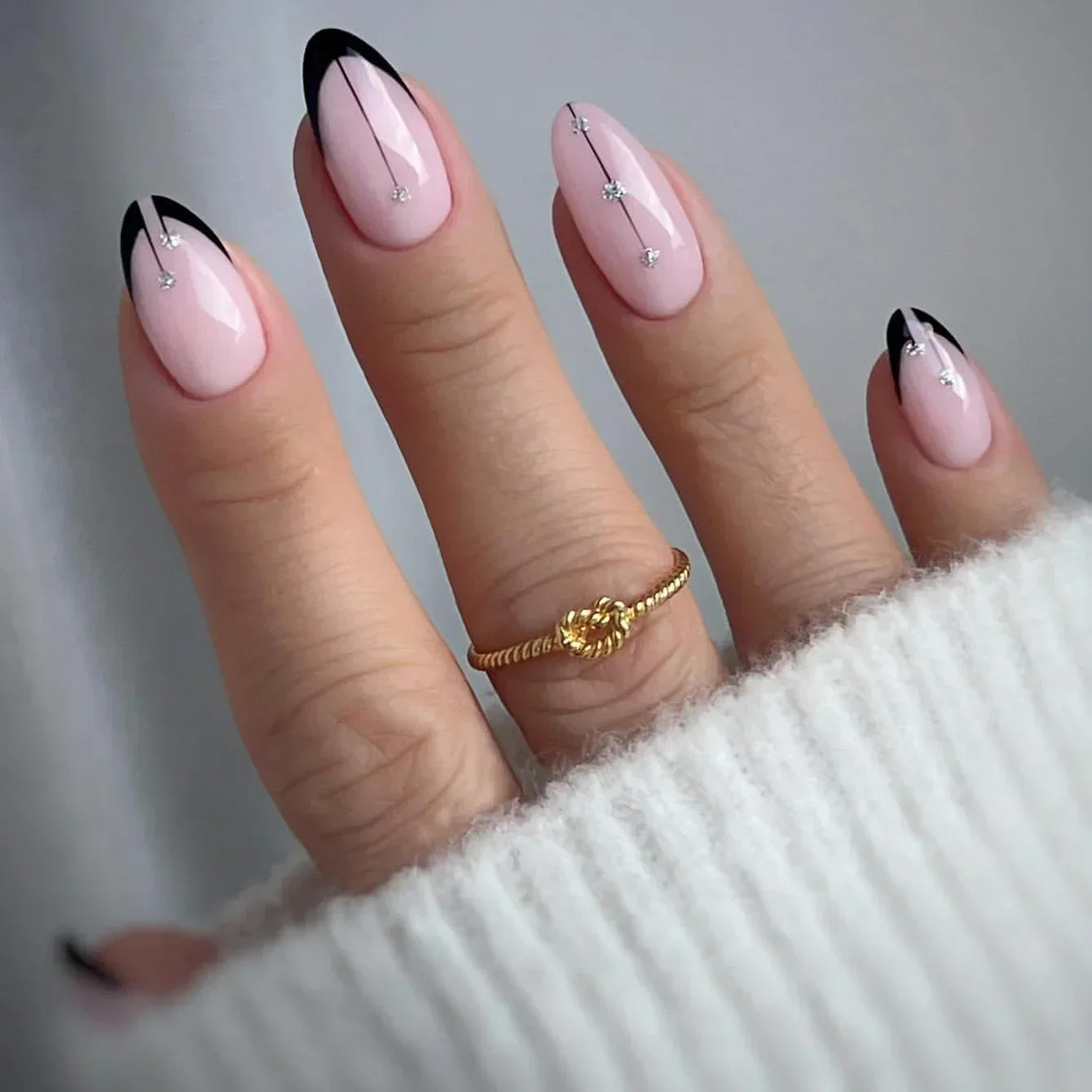 Aiertu 24Pcs Simple Green French False Nails Short Almond Fake Nails with Wave Line Design Wearable Round Head Press on Nail Tips Aiertu