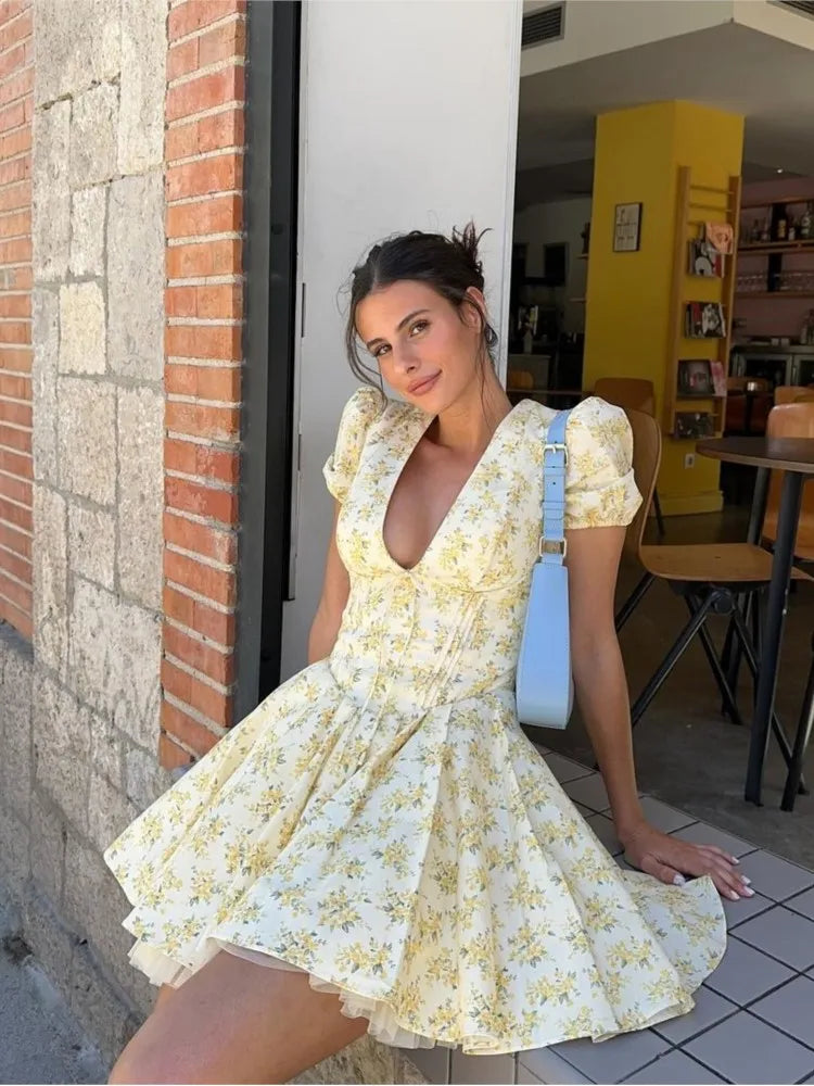 Aiertu Fashion Flower Printed Women Mini Dress Elegant V-neck Short Sleeve Pleated Hem A-line Dresses Summer Lady Slim Street Robe 2024 Aiertu
