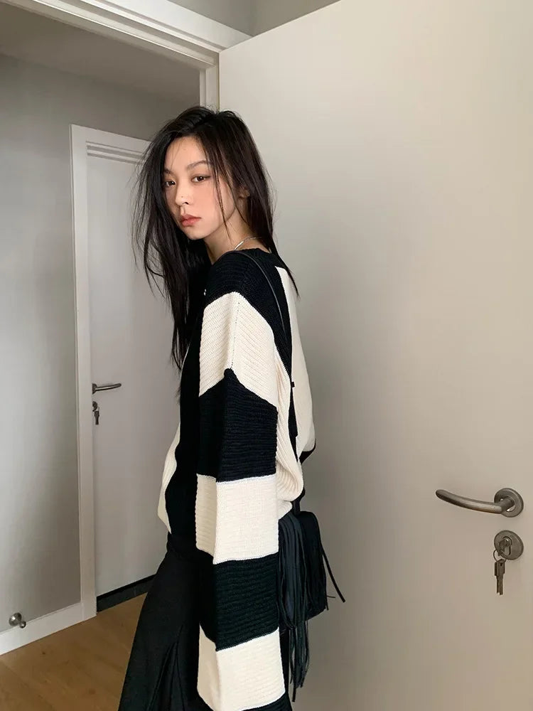 Aiertu Autumn New Arrival Peach Leisure Knitted Sweater Women's Loose Fit Round Neck Pullover Top Black White Contrast Stitching Aiertu