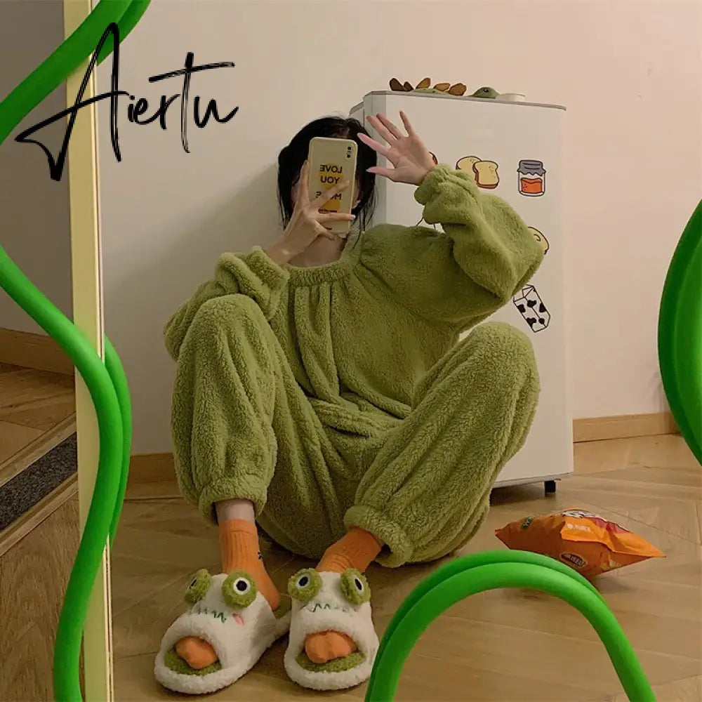 Aiertu Cartoon Funny Frog Fall Home Slippers Green Fluffy Warm Plush Slippers for Women Cute Kawaii Fluzzy Slippers for Girls Aiertu