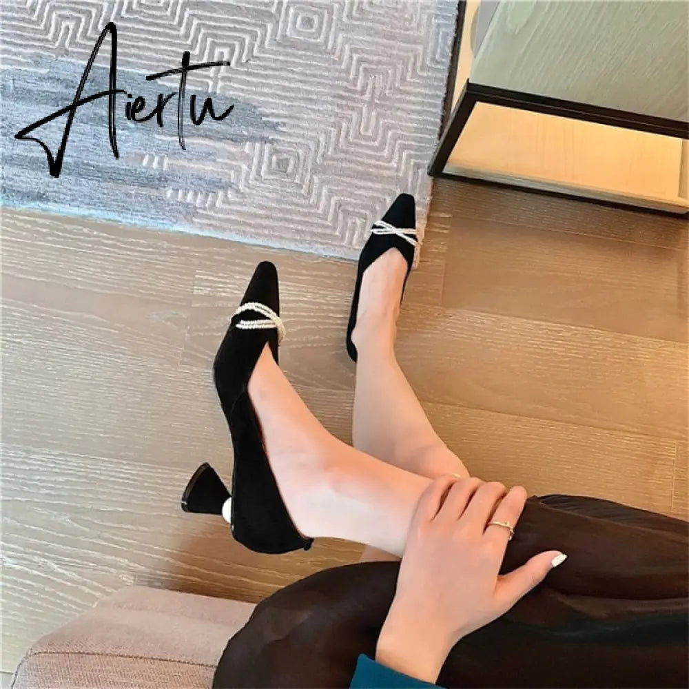Aiertu Hot Sale Fashion Sweet Pointed toe Slip On Office Ladies Shoes Leisure Pearsl Chain Butterfly Knot Solid Shoes Medium Heel Pumps Aiertu