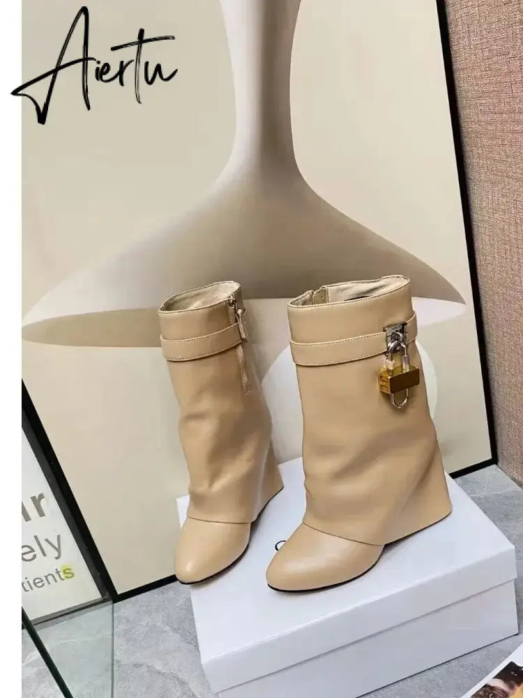 Autumn/Winter New Fashion Large Lock Waist Skirt Boots High Heel Leather Thick Bottom Side Zipper Women's Short Boots Aiertu