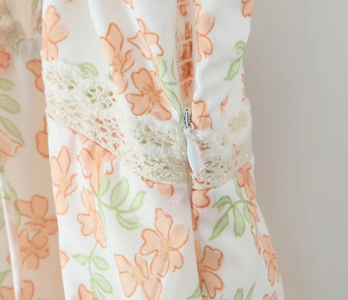 Aiertu  -  French lace stitching resort style V-neck suspender dress summer new sexy slim printed long skirt Aiertu