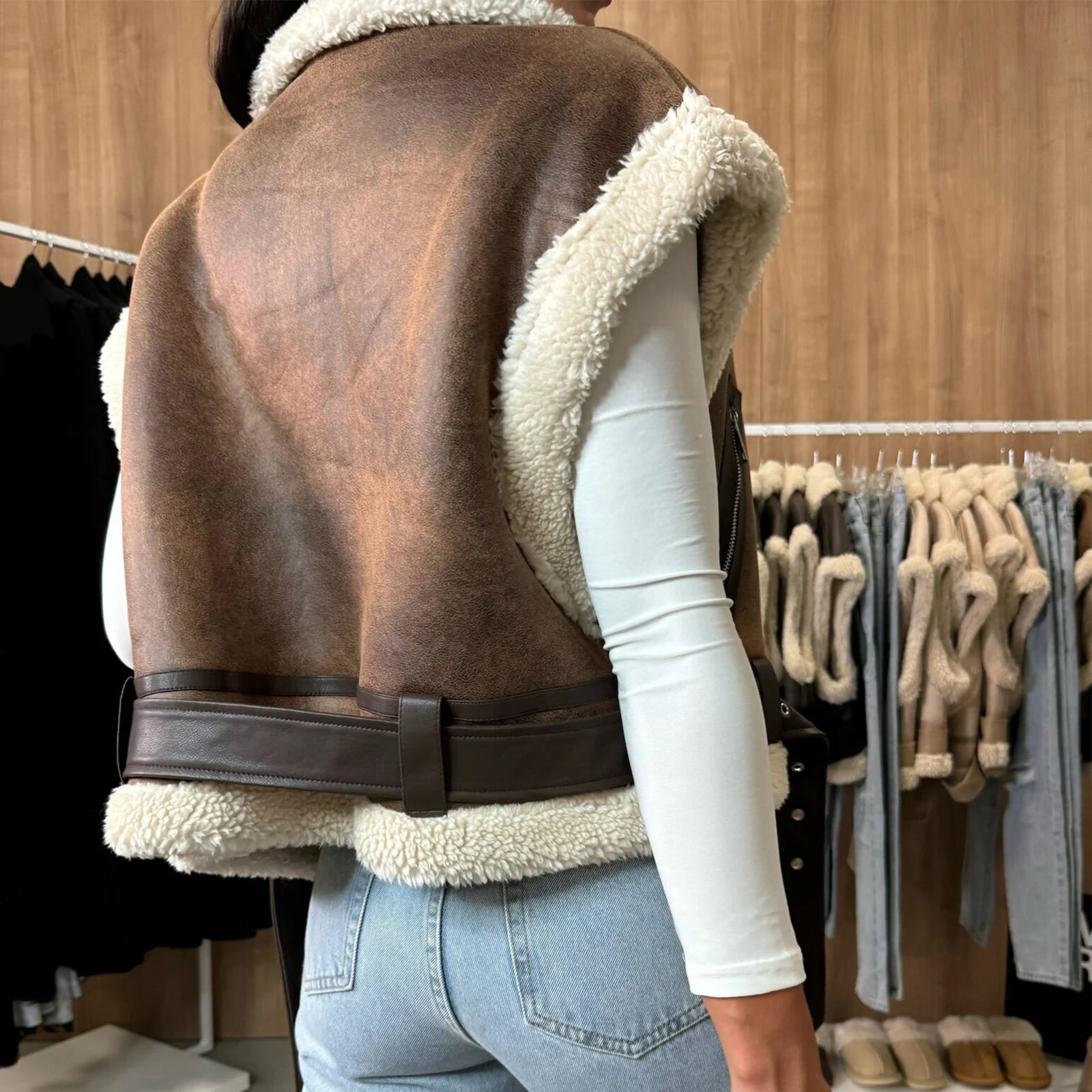 Aiertu  -  Women's Winter Faux Suede Vest Sleeveless Zipper-Up Fleece Sherpa Lined Jacket Fashion Casual Outerwear Coat Aiertu