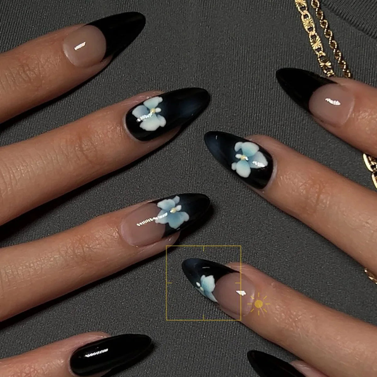 Aiertu  -  24pcs Black French Full Cover Nail Tips Flower Design Mid-length Almond False Nails Wearable Oval Fake Nail Sets Press on Nails Aiertu