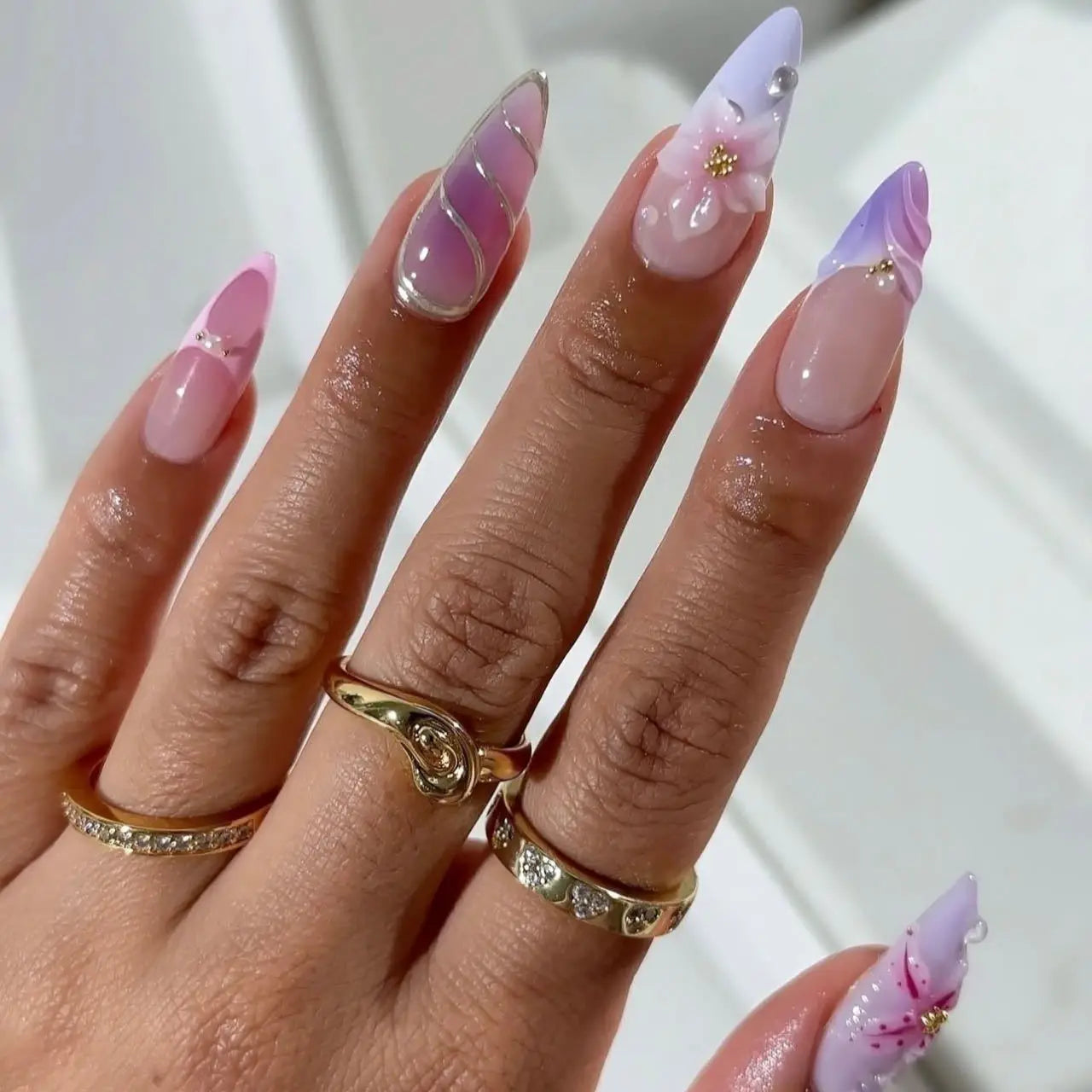 Aiertu  -  24PCS Summer Almond False Nail 3D Flower Shell Fresh Design Fake Nail for Women Full Cover Acrylic Wearable French Nail Tips Art Aiertu