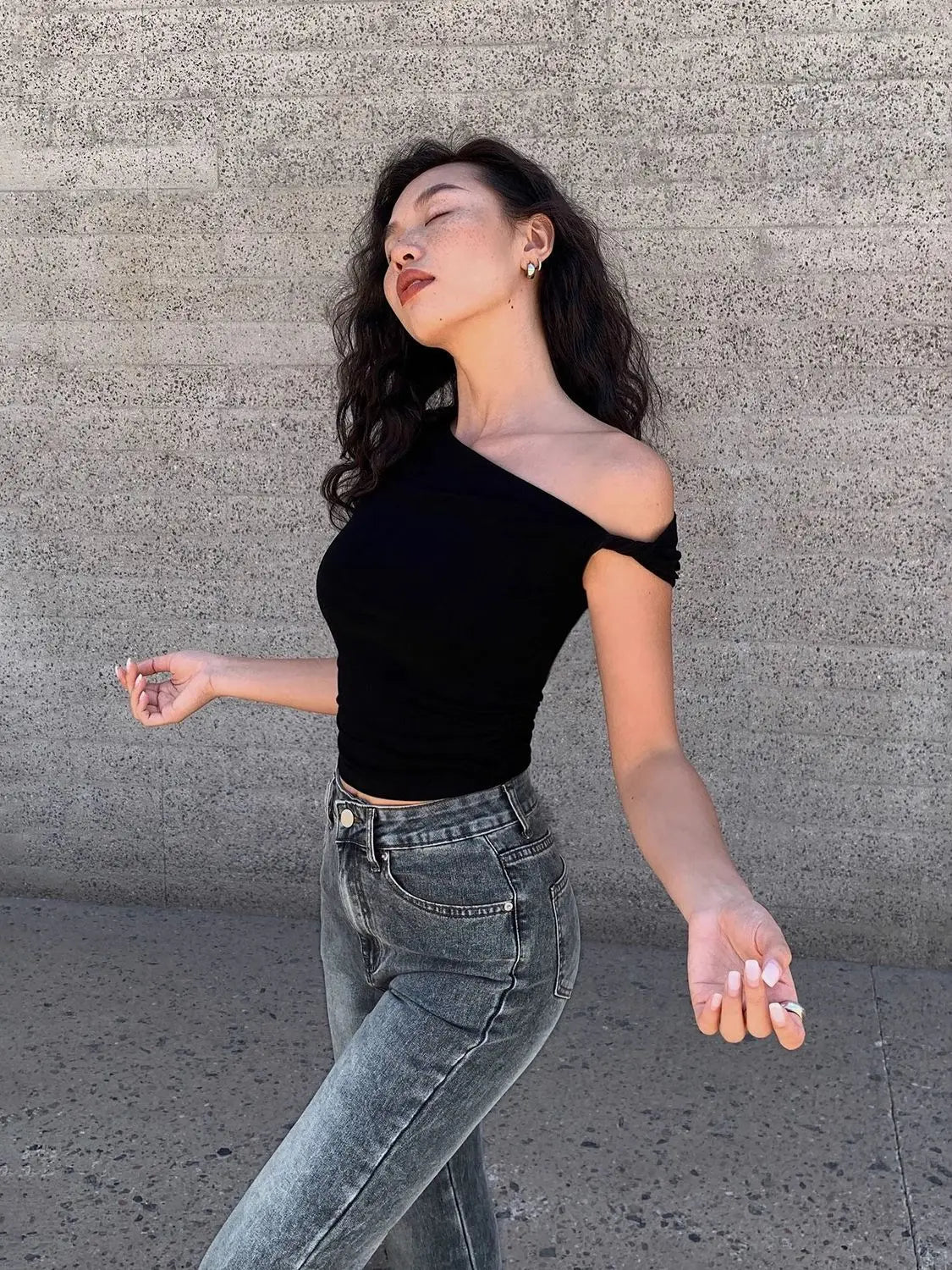 Aiertu  -  American Spice Girl Black Oblique Neck Off-Shoulder T-Shirt Women's Summer New Design Slim-fit Short Oblique Shoulder Top Aiertu