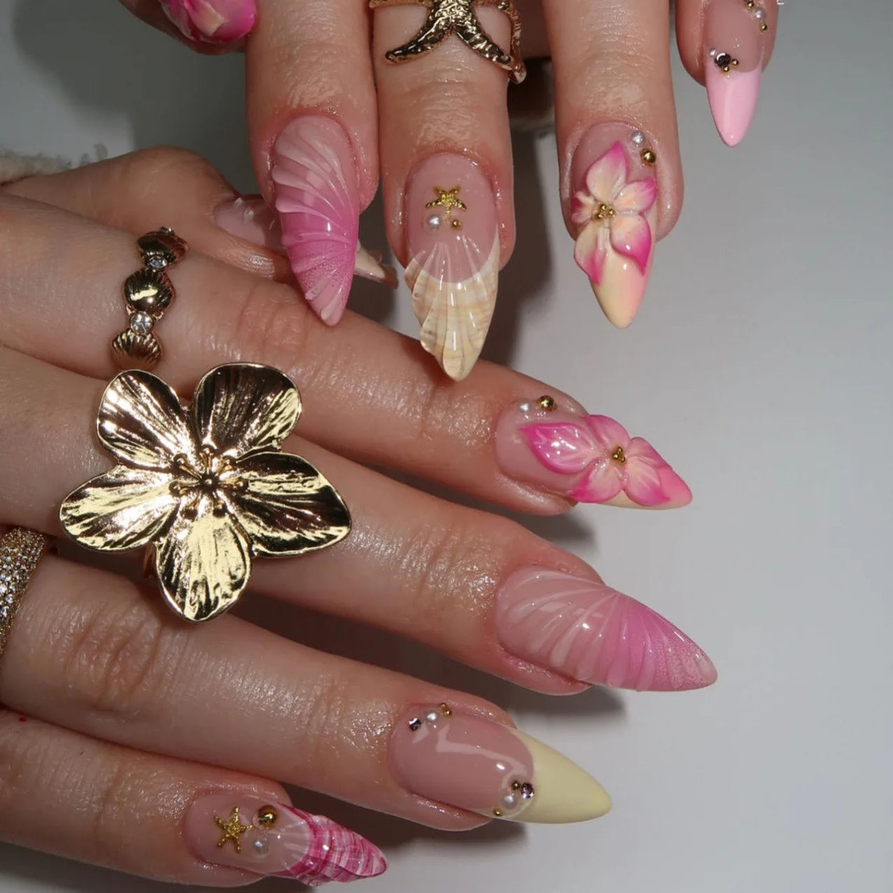 Aiertu  -  24PCS Summer Almond False Nail 3D Flower Shell Fresh Design Fake Nail for Women Full Cover Acrylic Wearable French Nail Tips Art Aiertu