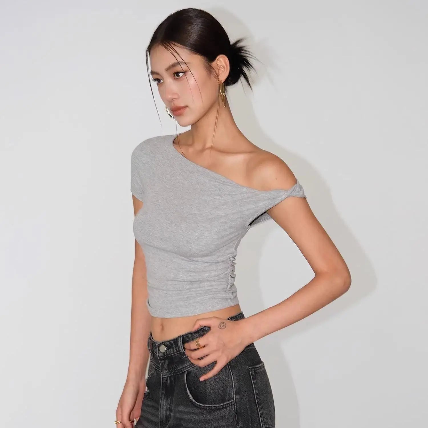 Aiertu  -  American Spice Girl Black Oblique Neck Off-Shoulder T-Shirt Women's Summer New Design Slim-fit Short Oblique Shoulder Top Aiertu